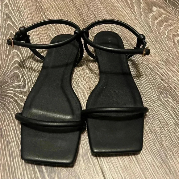 BAMBOO Shoes - Bamboo Women’s Black Strappy Sandals. NWOT. Size 7